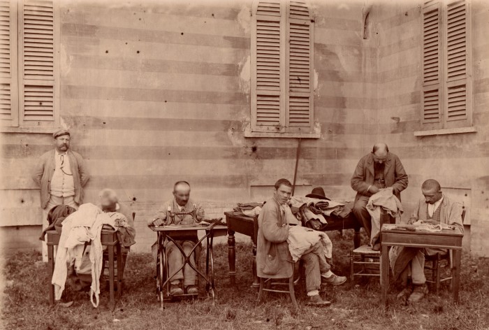 Ricoverati impegnati in lavori di sartoria, s.d.