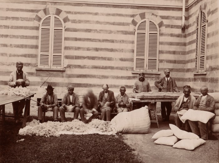 Ricoverati occupati nella realizzazione di materassi, s.d.