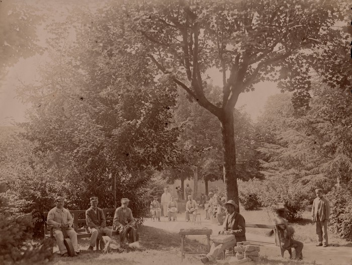 Degenti ritratti in un momento di riposo in giardino, s.d.