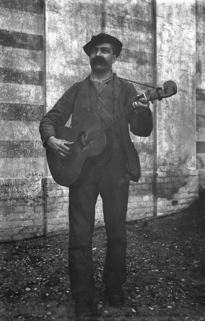 Ritratto di un degente del Manicomio di Voghera con la chitarra, s.d.