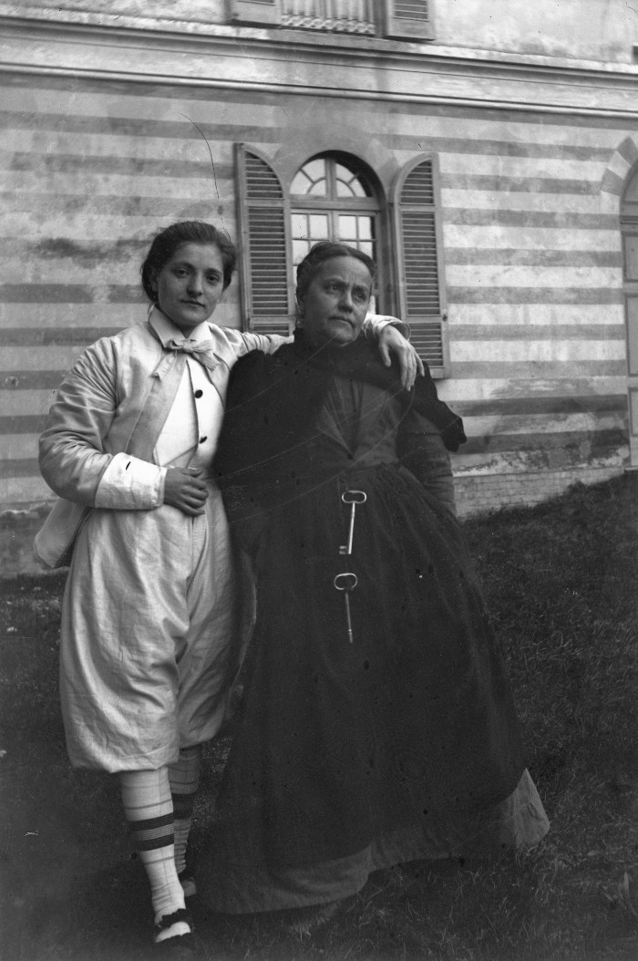 Due degenti in costume per una rappresentazione teatrale, s.d.