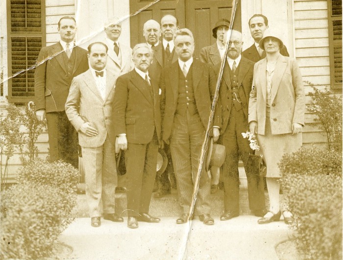 Gruppo di congressisti nel 1930 davanti alla casa di New Haven (Connecticut) dove fu fondato il movimento per l'igiene mentale. In prima fila, da sinistra: José Germain Cebrián, Giulio Cesare Ferrari, Georges Genil-Perrin, Auguste Ley e la moglie di Genil-Perrin; in seconda fila: sconosciuto, Arnold Gesell, Henry Ring, Clifford Beers, Elisabeth Kolgraf, Belarmino Rodriguez Arias