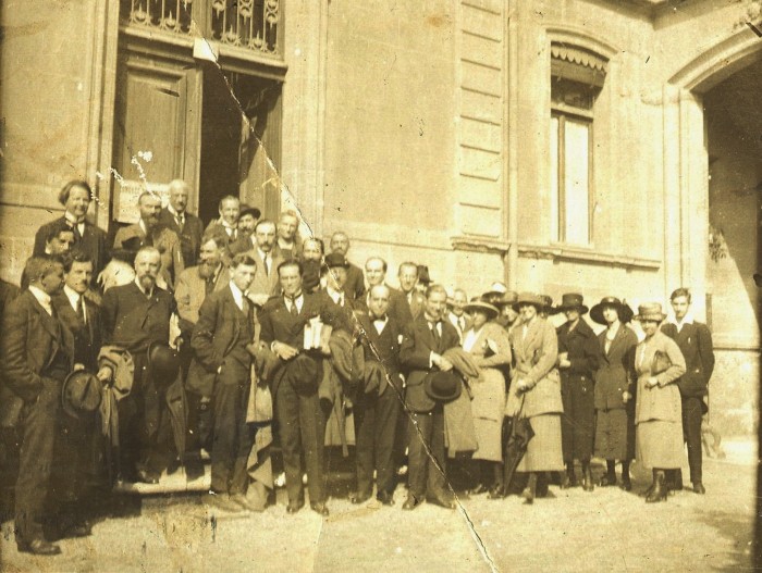 Studiosi in visita al Manicomio di Imola ai primi del '900. In piedi, al centro, in ultima fila, Giulio Cesare Ferrari