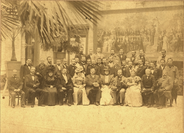 Studiosi a congresso a fine '800. In prima fila, seduto, secondo da destra, Augusto Tamburini; in piedi in ultima fila a destra, Giulio Cesare Ferrari