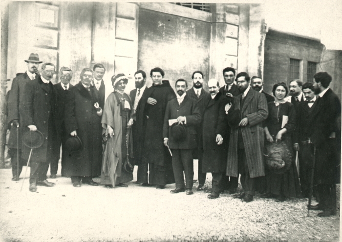 Gruppo di studiosi ai primi del '900. Al centro, padre Agostino Gemelli con Edouard Claparède (a sinistra) e Giulio Cesare Ferrari (a destra)