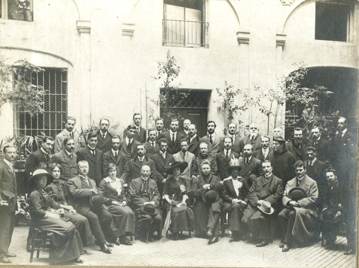 Studiosi a congresso ai primi del '900. In prima fila, terzo e quinto da destra, Sante De Santis e Federico Kiesow; in seconda fila, quinto e sesto da sinistra, Mario Calderoni e Giulio Cesare Ferrari; secondo da destra, Agostino Gemelli