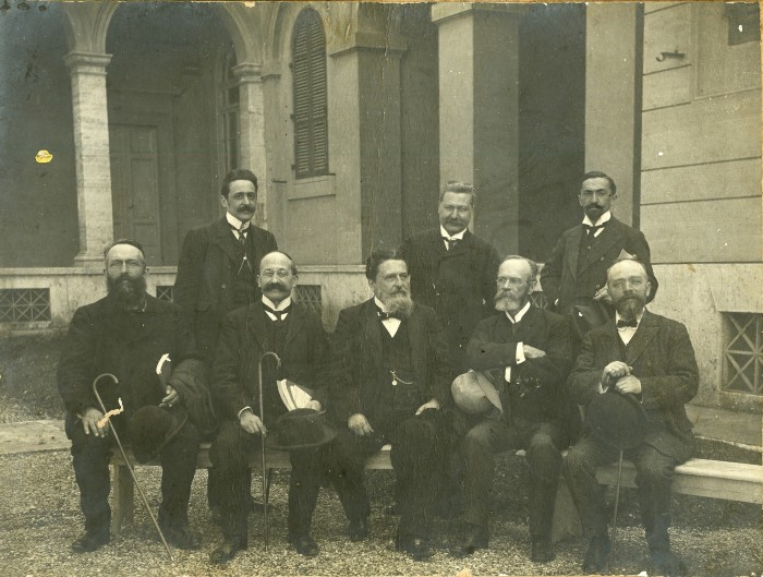 Gruppo di studiosi ai primi del '900. In piedi, a destra, Giulio Cesare Ferrari; seduto, secondo da destra, William James