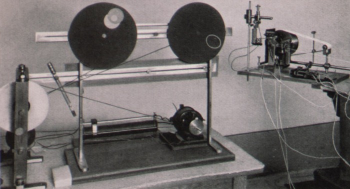 Apparecchiatura per la presentazione degli effetti stereocinetici. Alla destra dei dischi si vede l'icnoscopio