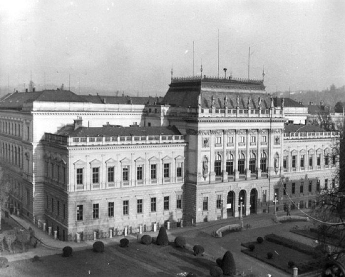 L'edificio principale dell'Università di Graz in una foto d'epoca