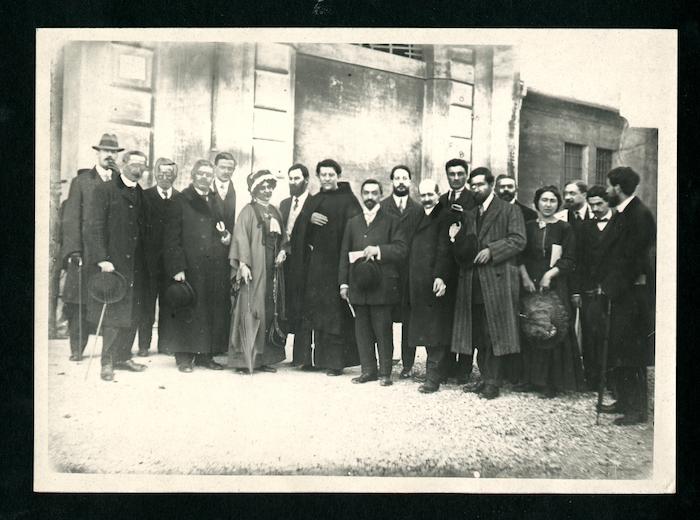 Fotografia di gruppo con, al centro, Hélène Spir, Edouard Claparède, Agostino Gemelli e Giulio Cesare Ferrari (Archivio Ferrari, primo Novecento)