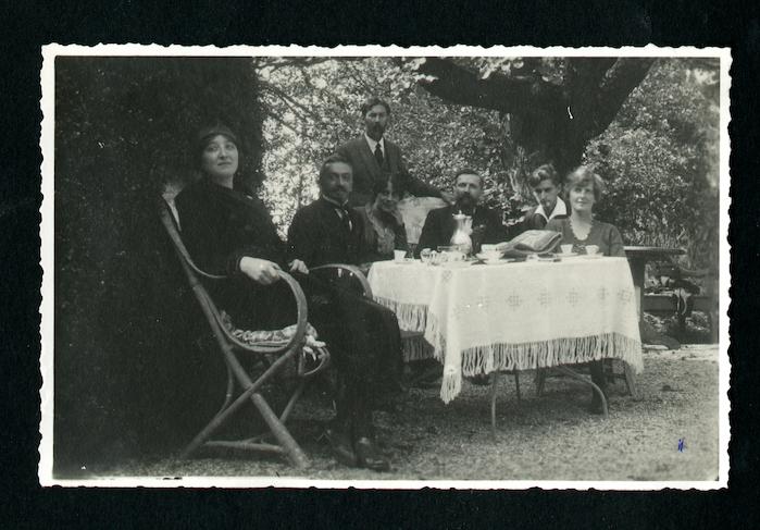 Giulio Cesare Ferrari (a sinistra) nel giardino della famiglia Claparède a Ginevra. Seduta alla sua destra Hélène Spir. Alle sue spalle, in piedi, Edouard Claparède (Archivio Ferrari, 1910 circa)