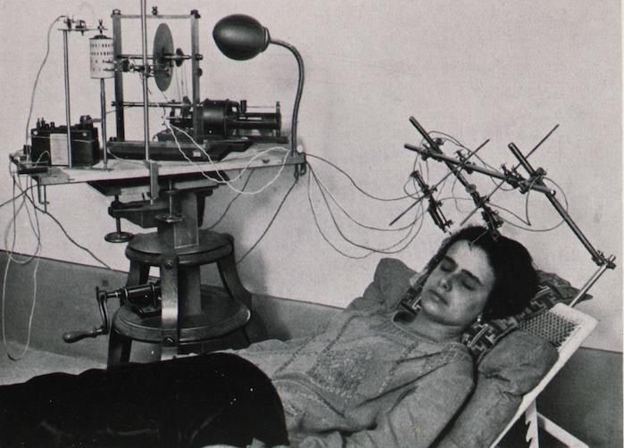 Fig. 5 - Margherita Signorelli durante un esperimento sull'autonomia funzionale emotiva (Archivio Benussi)