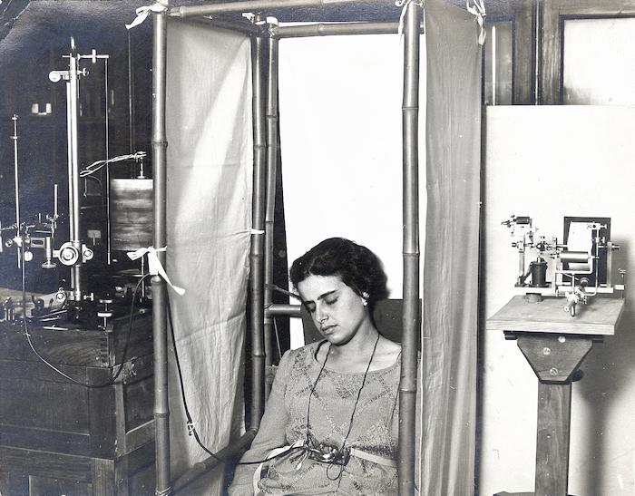 Fig. 4 - Margherita Signorelli sottoposta ad ipnosi nel corso delle ricerche sull’autonomia funzionale emotiva di Benussi (Archivio Benussi)