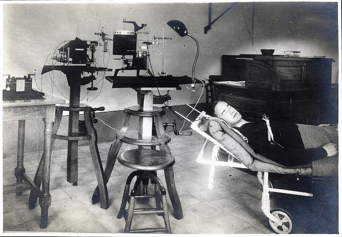 Fig. 6 - Un altro soggetto durante un esperimento sull'autonomia funzionale emotiva (Archivio Benussi)