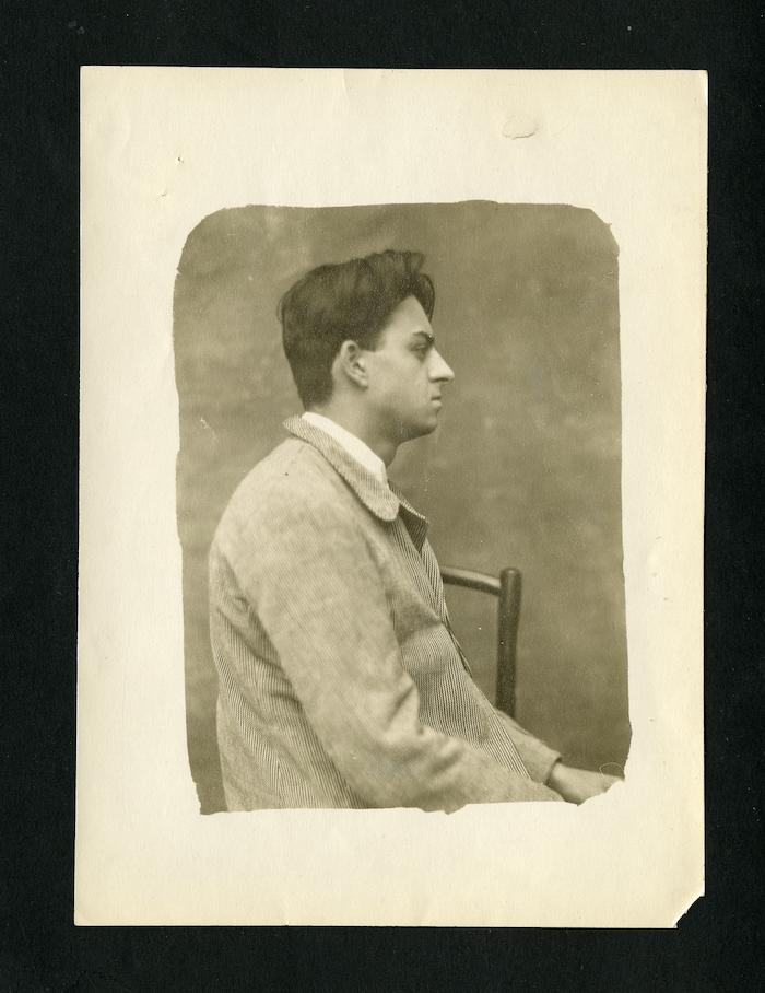 Fotografia di Renzo Pettine di profilo (Archivio Antonini, b. 7, fasc. 5)