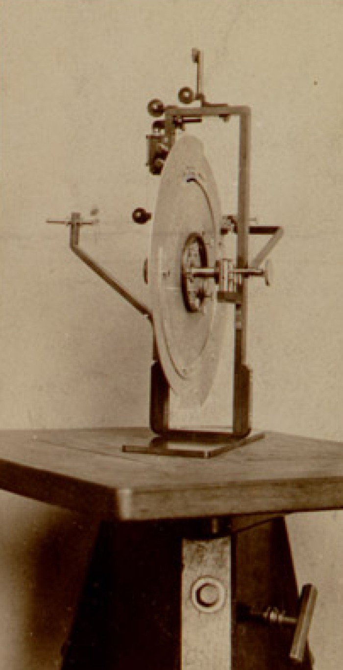 Foto del tachistoscopio a doppia caduta (Aspi, Archivio Benussi, b. 9, fasc. 13)