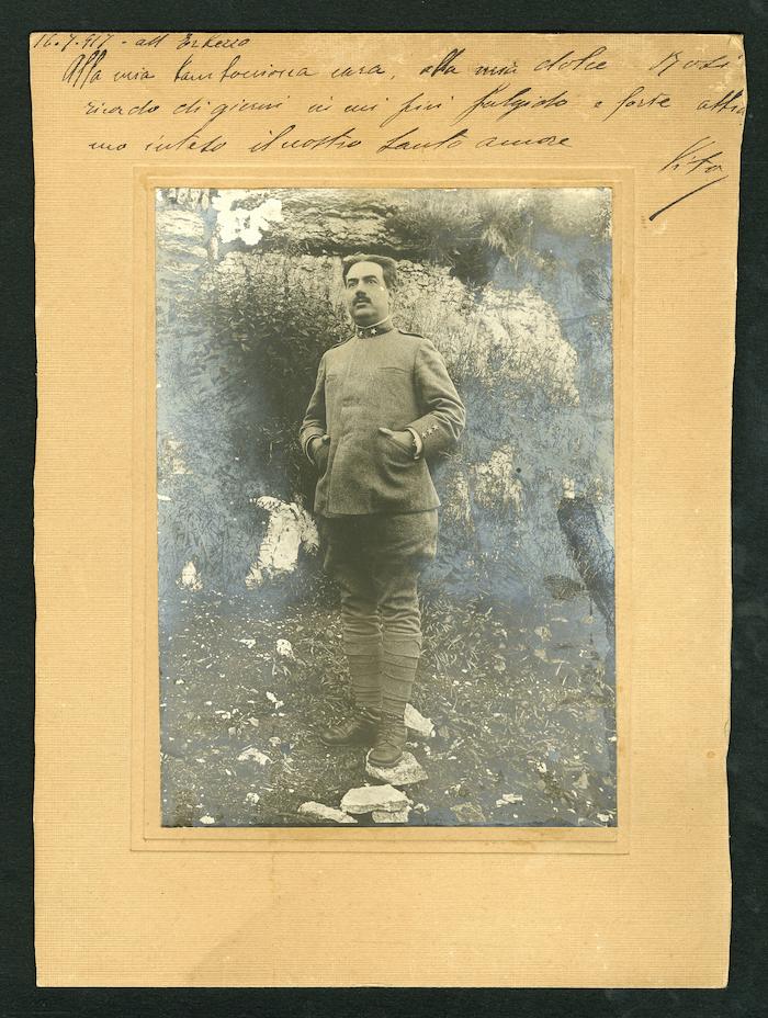 Vito Massarotti all'Erbezzo (Verona) il 16 luglio 1917. Fotografia con dedica alla moglie Rosa Pagani (Archivio Massarotti, b. 19, fasc. 3)