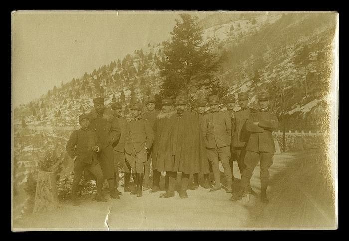Fotografia di Vito Massarotti (al centro, sulla sinistra) al fronte con un gruppo di commilitoni, 1916 circa (Archivio Massarotti, b. 19, fasc. 1)