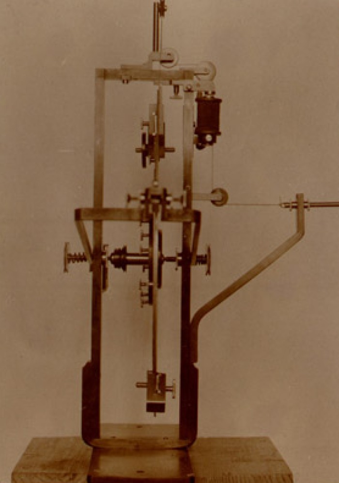 Foto del tachistoscopio a doppia caduta visto lateralmente (Aspi, Archivio Benussi, b. 9, fasc. 13)