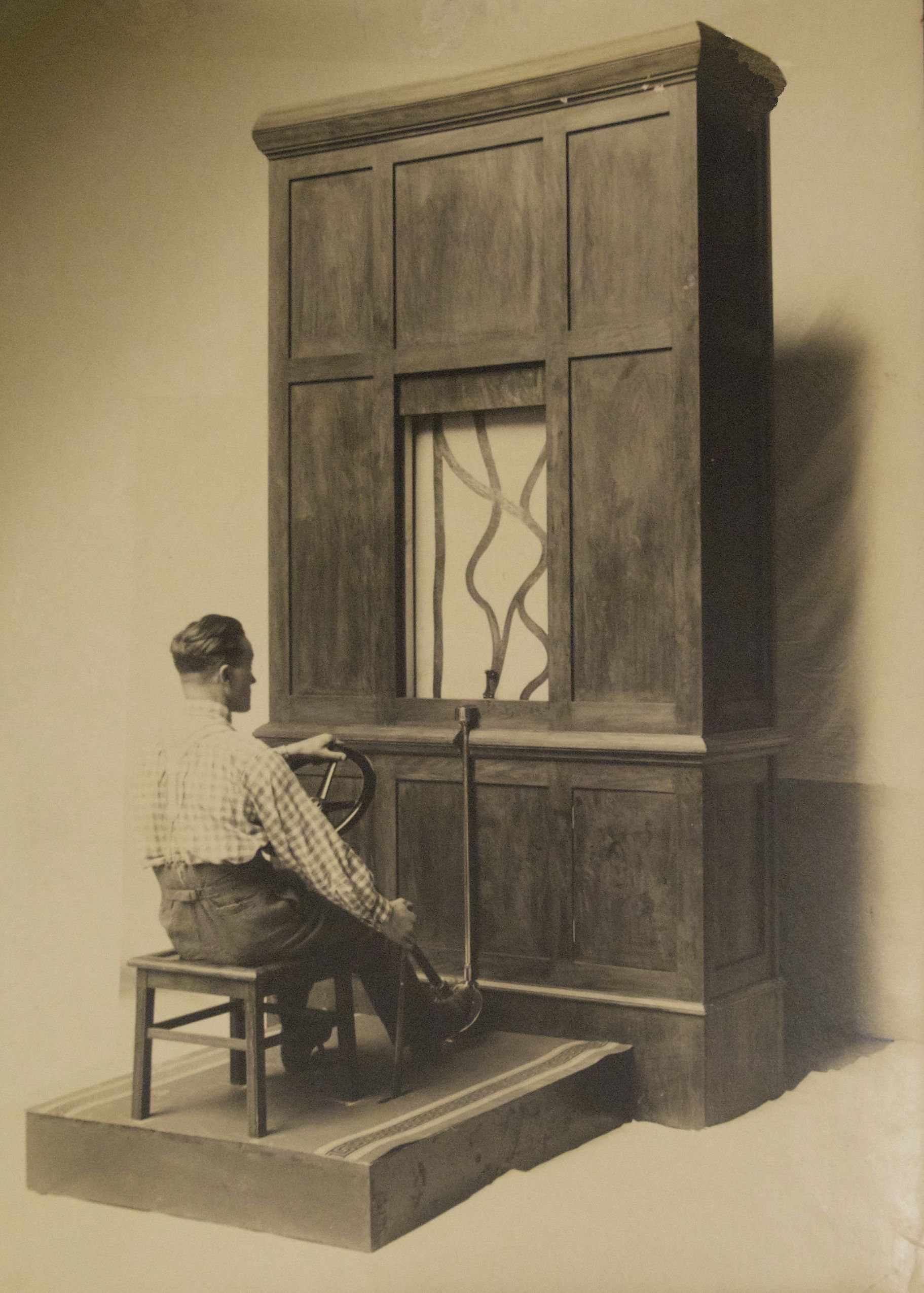 Apparecchio per l'esame psicotecnico ai conducenti di autoveicoli 
(Archivio privato Pizzoli, Medicina, Bologna)