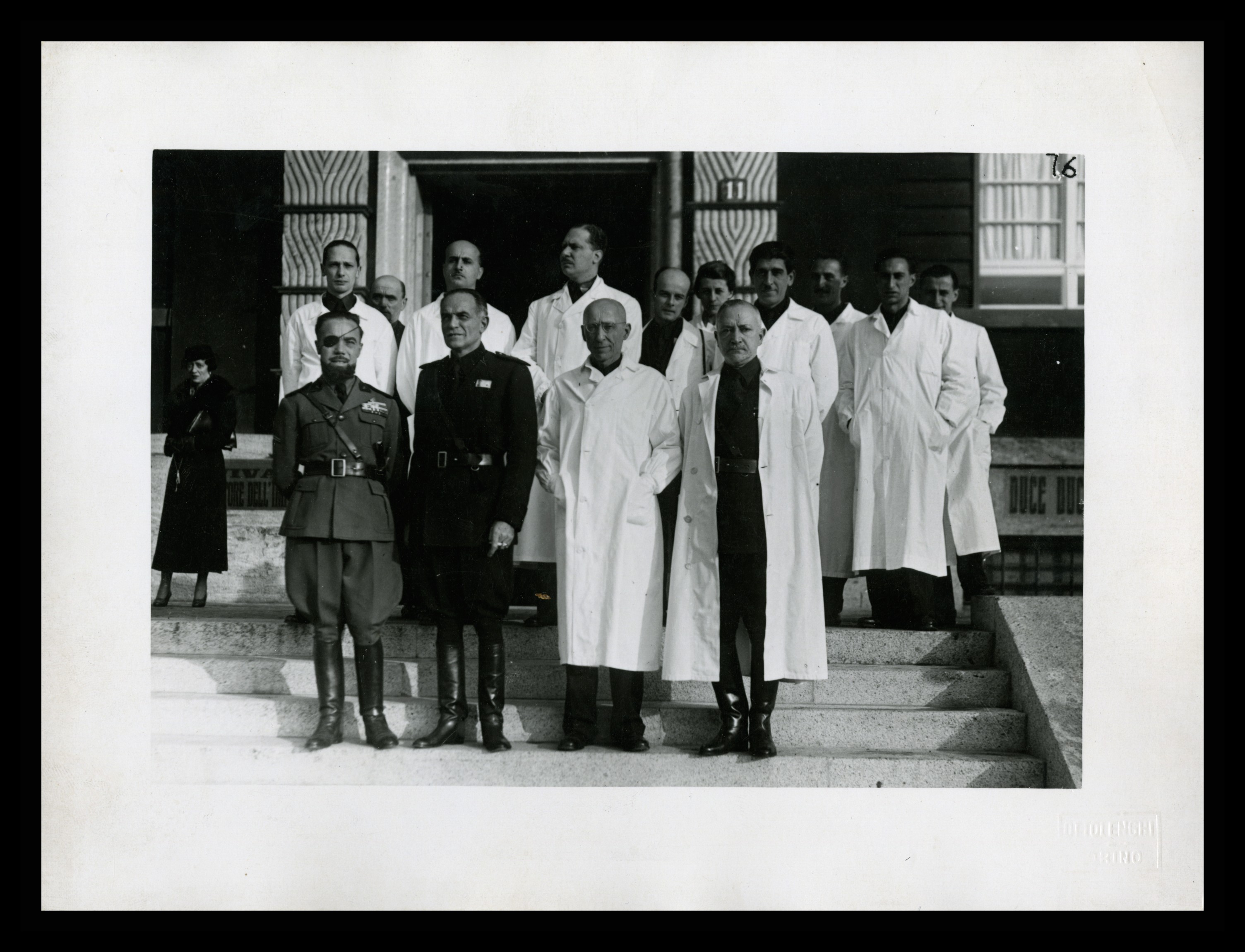 Carlo Besta in una foto di gruppo davanti all'Istituto neurologico 
(Archivio storico dell'Istituto nazionale neurologico Carlo Besta)