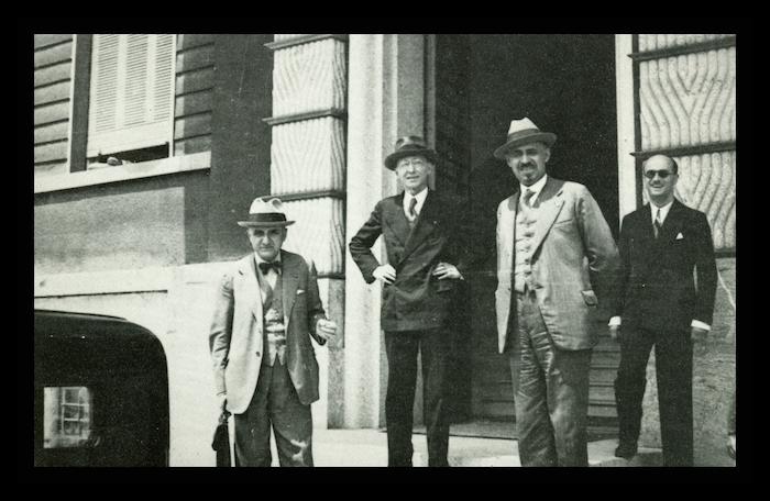 In primo piano da sinistra Giuseppe Carlo Riquier, Carlo Besta, Virginio Porta