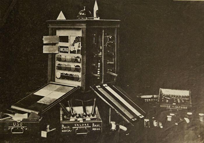 Gabinetto portatile di psicologia pedagogica per l'esame delle funzioni sensoriali 
(Archivio privato Pizzoli, Medicina, Bologna)