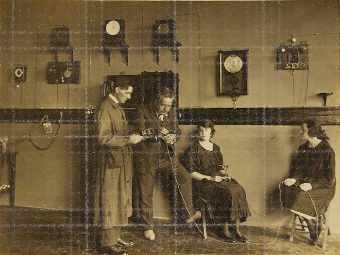 Ugo Pizzoli insieme ad alcuni collaboratori nel suo laboratorio (Archivio privato Pizzoli, Medicina, Bologna)