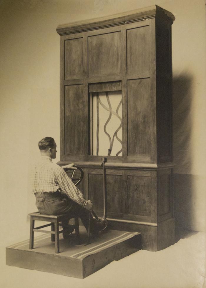 Apparecchio per l'esame psicotecnico ai conducenti di autoveicoli 
(Archivio privato Pizzoli, Medicina, Bologna)