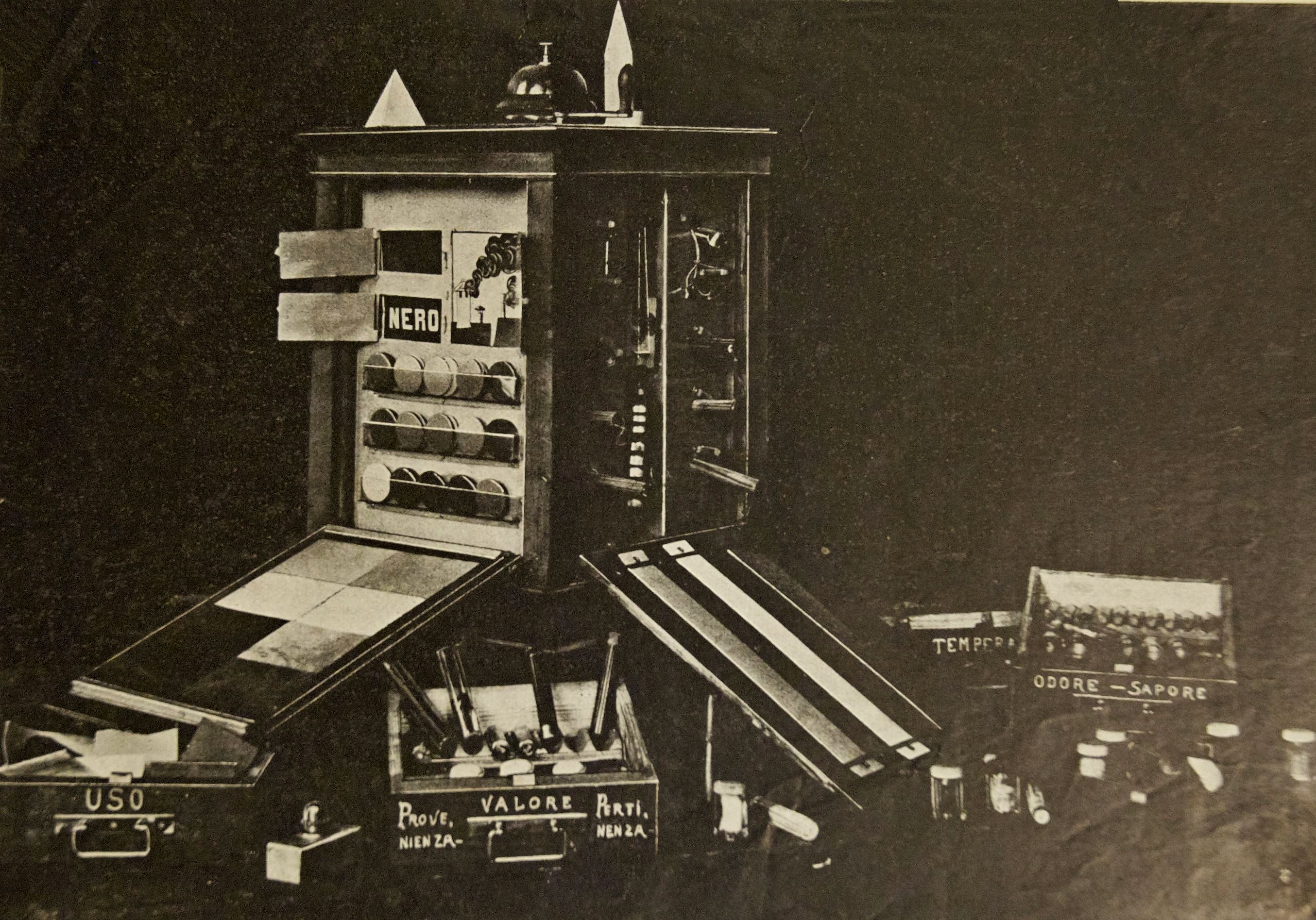 Gabinetto portatile di psicologia pedagogica per l'esame delle funzioni sensoriali 
(Archivio privato Pizzoli, Medicina, Bologna)