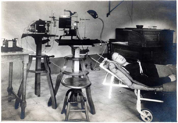 Esperienza sul controllo dell'amnesia (soggetto G.M.). Sono presenti lo pneumografo di Marey, l'icnoscopio di Benussi e il cronoscopio di Hipp (Archivio Benussi, b. 15, fasc. 4)