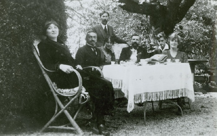 Ritratto di gruppo con Giulio Cesare Ferrari nel giardino dei Claparède a Ginevra