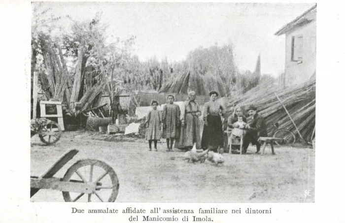 Due ammalate affidate all' assistenza familiare nei dintorni del Manicomio di Imola (Aspi, Fondo Ferrari)