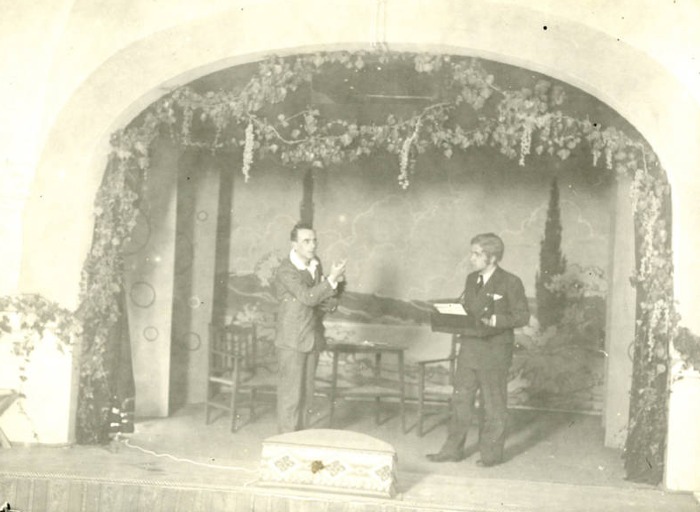 Pazienti attori durante una recita nel manicomio di Bologna nel gennaio 1929 (Aspi, fondo Ferrari)