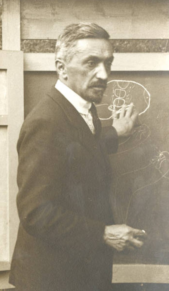 Giulio Cesare Ferrari mentre tiene una lezione del corso di psicologia all'Università di Bologna