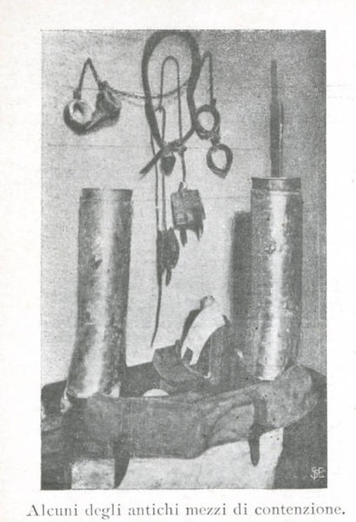 Alcuni degli antichi mezzi di contenzione (Aspi, Fondo Ferrari)