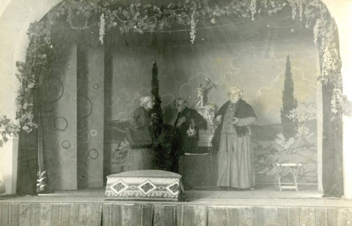 Pazienti attori durante una recita nel manicomio di Bologna nel gennaio 1929 (Aspi, fondo Ferrari)