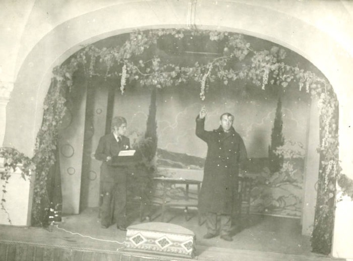 Pazienti attori durante una recita nel manicomio di Bologna nel gennaio 1929 (Aspi, fondo Ferrari)