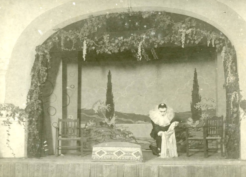 Pazienti attori durante una recita nel manicomio di Bologna nel gennaio 1929 (Aspi, fondo Ferrari)