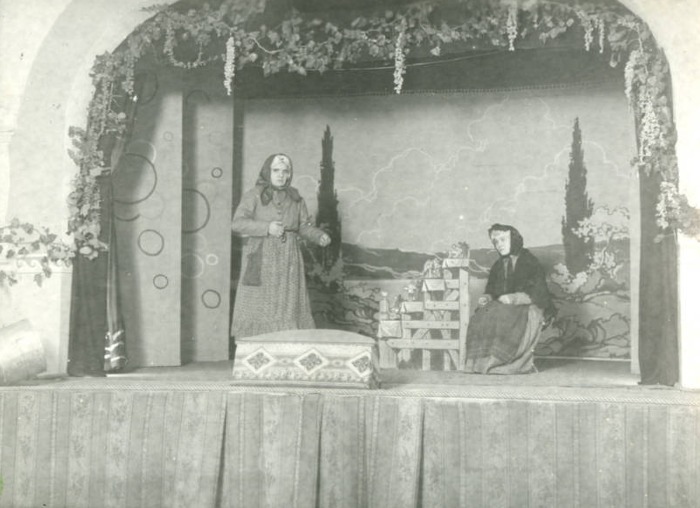 Pazienti attori durante una recita nel manicomio di Bologna nel gennaio 1929 (Aspi, fondo Ferrari)