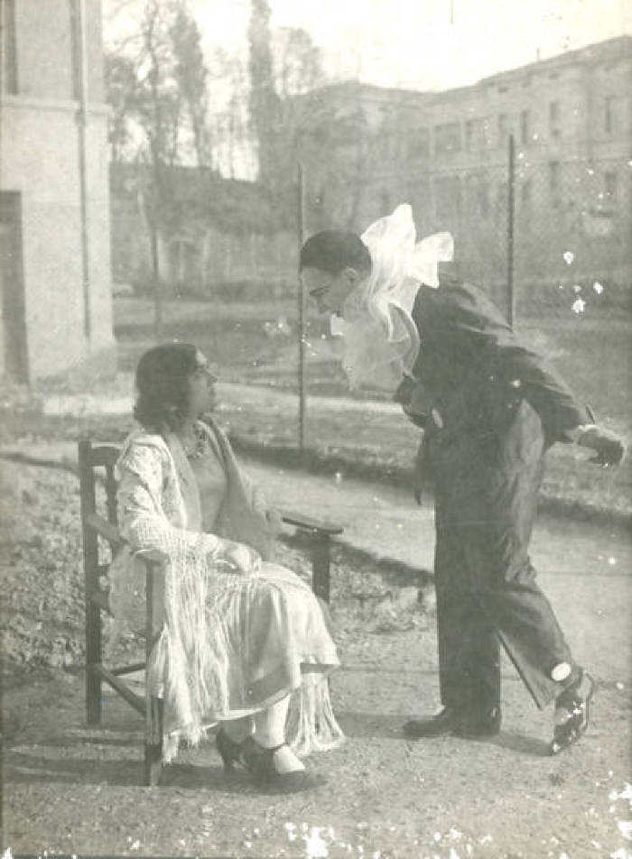 Pazienti attori durante una recita nel manicomio di Bologna nel gennaio 1929 (Aspi, fondo Ferrari)
