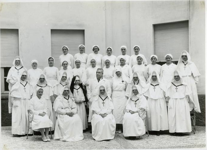 Vito Massarotti tra il gruppo di suore e infermiere dell'Istituto medico-chirurgico "XXVIII Ottobre"