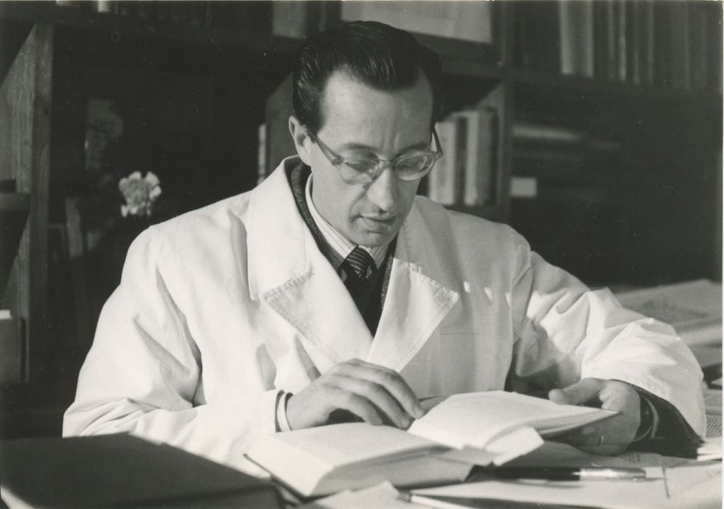 Carlo Lorenzo Cazzullo nello studio di via Besana a Milano nel 1960 (Collezione privata)