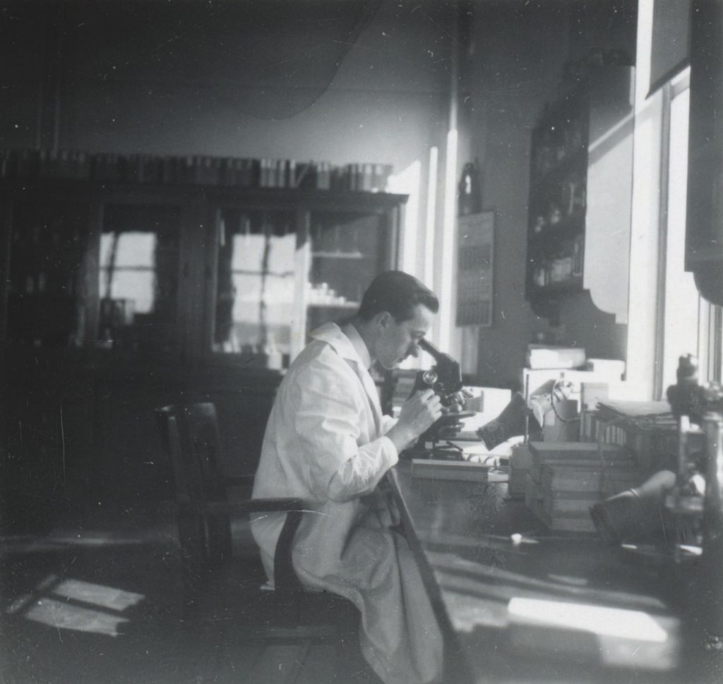 Carlo Lorenzo Cazzullo al Rockefeller Institute di New York nel 1948 (Collezione privata)