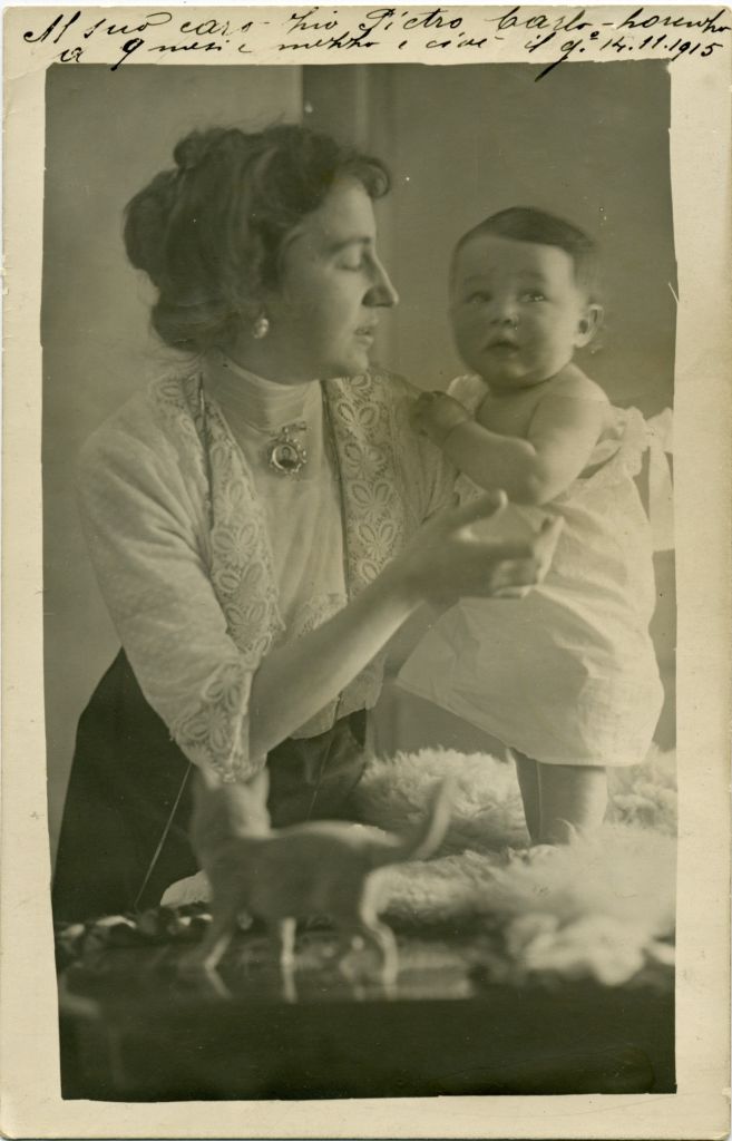 Carlo Lorenzo nel novembre 1915 a 9 mesi e mezzo in braccio alla madre Mariannina Tosi Cazzullo (Collezione privata)