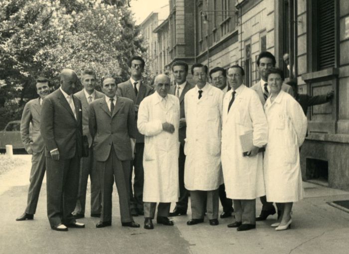 Giuseppe Carlo Riquier e Carlo Lorenzo Cazzullo circondati dagli specializzandi, davanti al padiglione Ponti del Policlinico di Milano nel 1957 (Collezione privata)