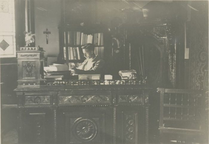 Carlo Lorenzo Cazzullo nel suo studio a Gallarate intorno al 1942 (Collezione privata)