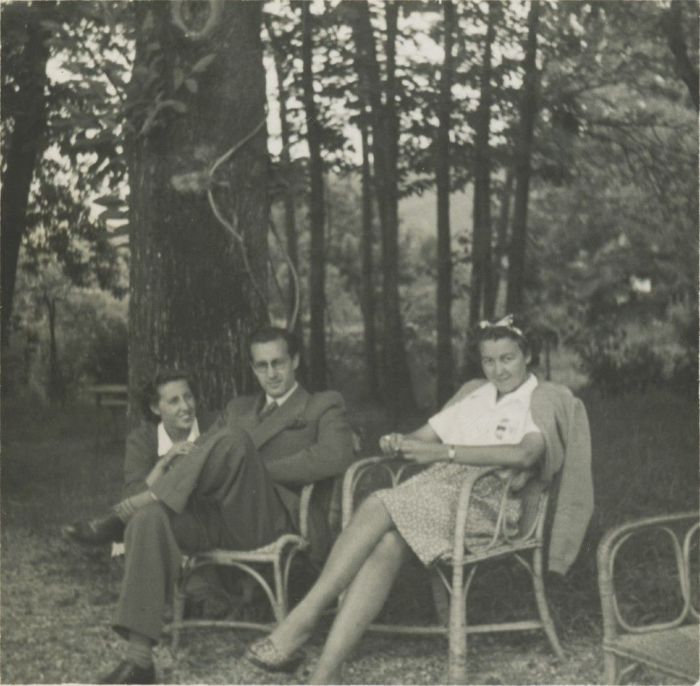 Carlo Lorenzo Cazzullo con le sorelle Enza e Nucci a Gallarate nel 1946 (Collezione privata)