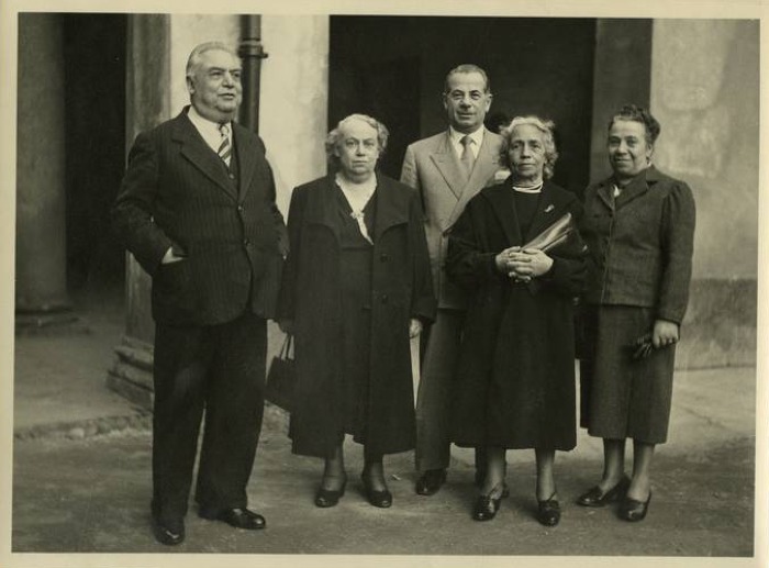 Vito Massarotti alla fine degli anni Cinquanta in compagnia delle sorelle (da sinistra Eleonora, Antonietta e Clementina) e del fratello Riccardo