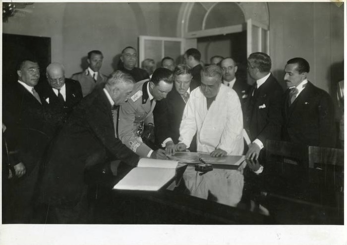 24 giugno 1934: il principe Umberto di Savoia firma il registro degli ospiti